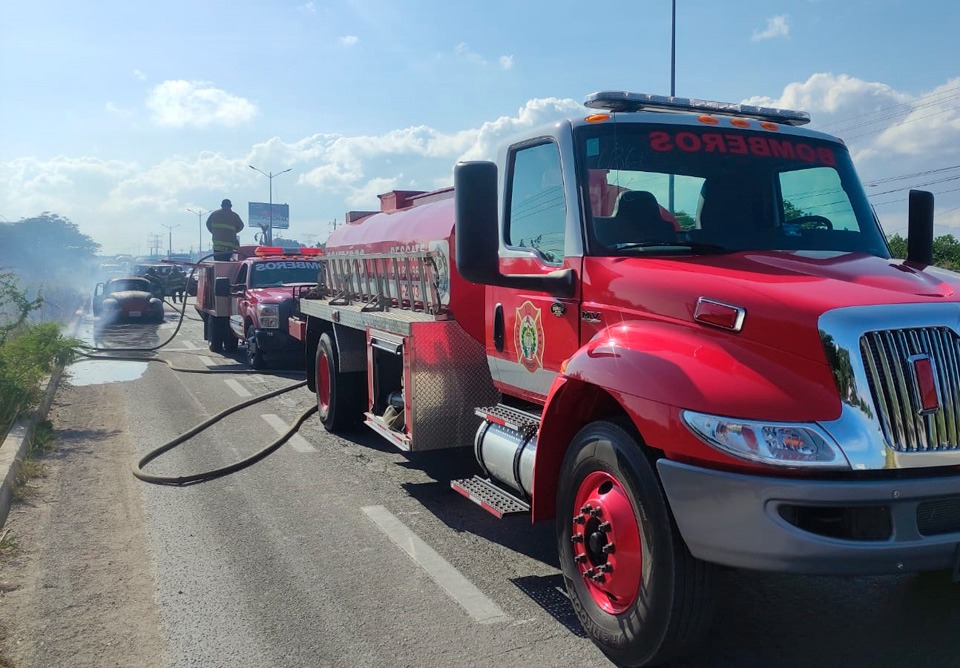 El conductor de la unidad Volkswagen notó que el auto comenzó a fallar y luego empezó a salir bastante humo por lo que logró orillarse.