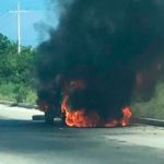 CONSUMEN LAS LLAMAS A UN VEHÍCULO EN LA CARRETERA FEDERAL 307