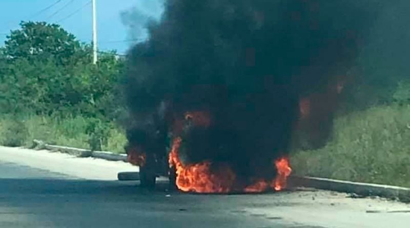 CONSUMEN LAS LLAMAS A UN VEHÍCULO EN LA CARRETERA FEDERAL 307.