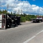 EL EXCESO DE VELOCIDAD OCASIONA APARATOSA VOLCADURA DE UN CAMIÓN