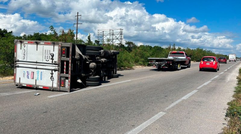 EL EXCESO DE VELOCIDAD OCASIONA APARATOSA VOLCADURA DE UN CAMIÓN.