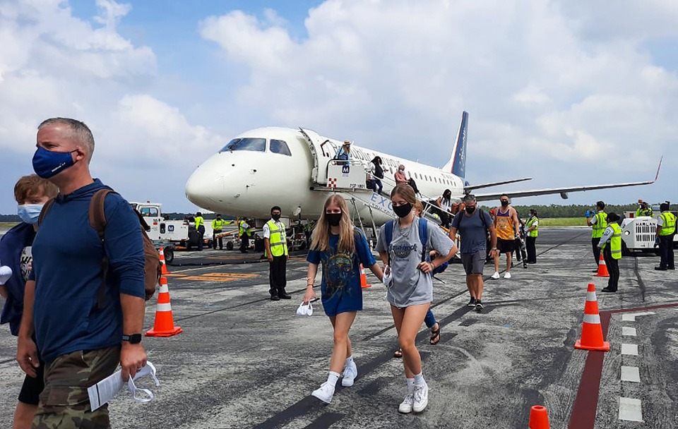 Lo único que se ha tenido tras lo sucedido en Tulum y Puerto Morelos, es información de las embajadas hacia sus connacionales: Carlos Joaquín.