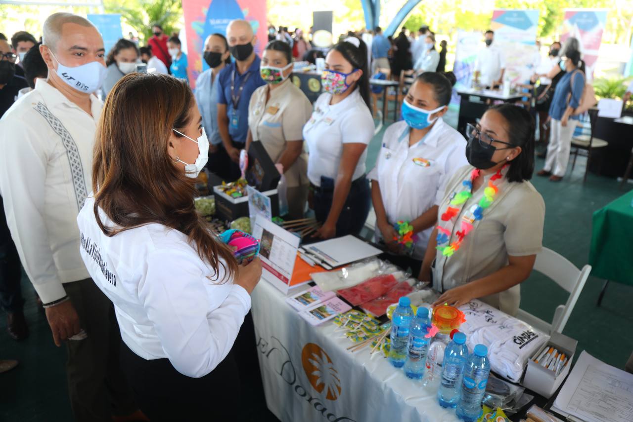 Casi dos mil vacantes se ofertaron en la Feria del Empleo UT, inaugurada por la presidenta municipal Mara Lezama.