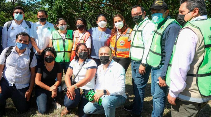 ESTUDIANTES DE BACHILLERATO Y AUTORIDADES PARTICIPAN EN LIMPIEZA DE PARQUE EN CANCÚN.