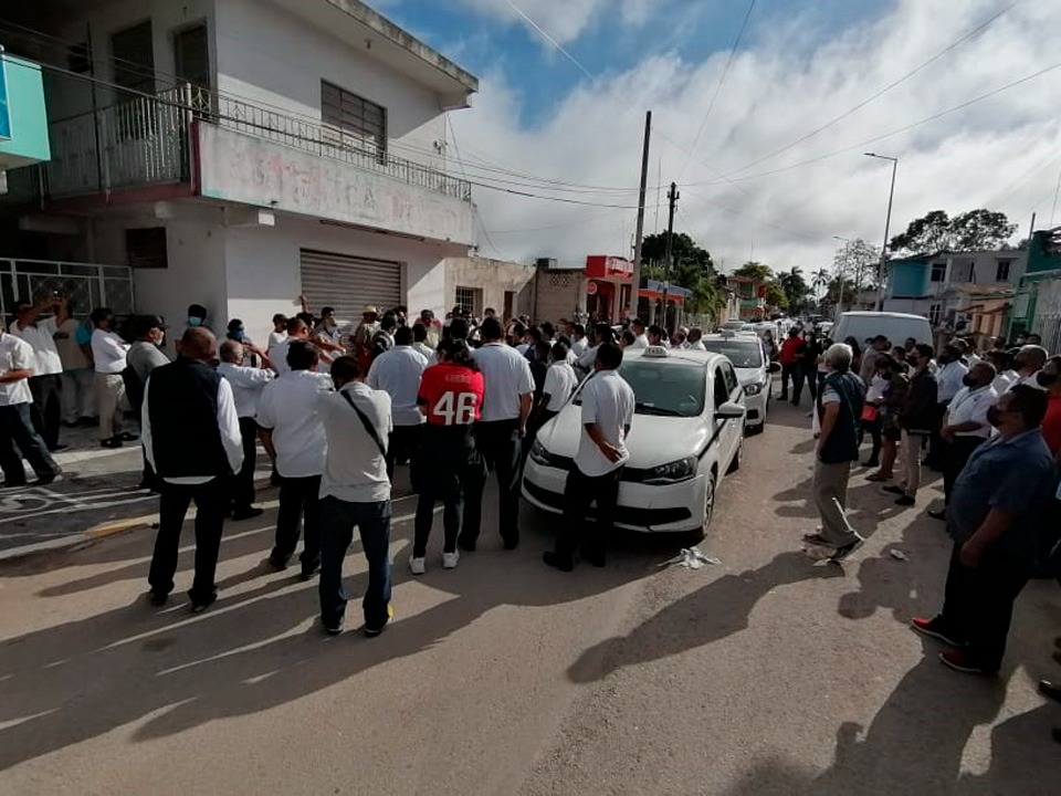 Entregan un documento en el que solicitan al Imoveqroo que los socios de la Untrac se abstengan de brindar el servicio de transbordo de terminal a terminal.