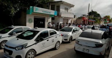 TAXISTAS DE CARRILLO PUERTO SE MANIFIESTAN Y PIDEN AL GOBIERNO DE QUINTANA ROO CUMPLIR LA LEY.