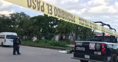 MUERE MUJER MOTOCICLISTA TRAS SER EMBESTIDA EN CANCÚN POR VAN TURÍSTICA.