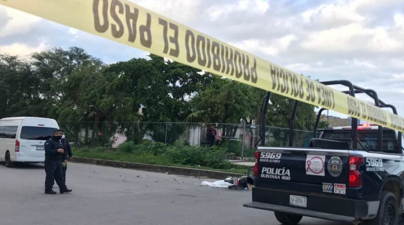 MUERE MUJER MOTOCICLISTA TRAS SER EMBESTIDA EN CANCÚN POR VAN TURÍSTICA.