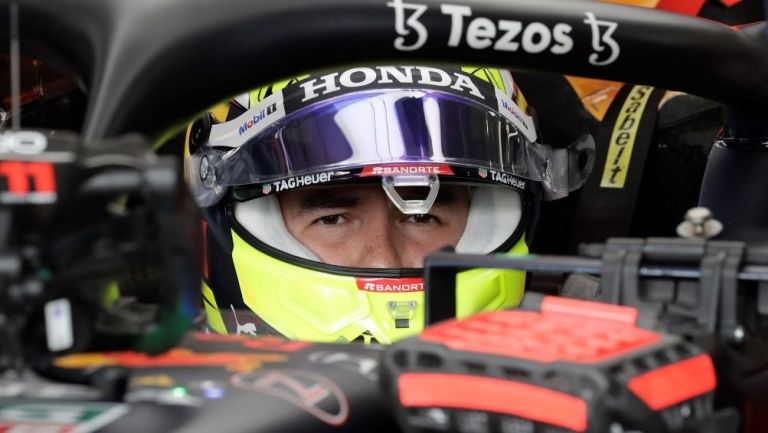 El piloto mexicano de Red Bull logró arrebatarle un punto al británico Hamilton, quien ganó la carrera, al dar la vuelta más rápida.