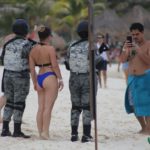 ELEMENTOS DE LA GUARDIA NACIONAL SE MEZCLAN CON TURISTAS EN PLAYAS DE CANCÚN