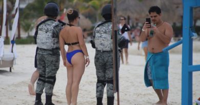 ELEMENTOS DE LA GUARDIA NACIONAL SE MEZCLAN CON TURISTAS EN PLAYAS DE CANCÚN.