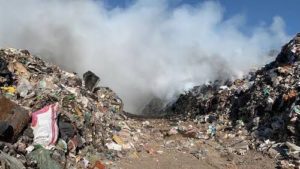 El incendio inició la tarde del martes y las horas transcurrían y el fuego no podía ser extinguido por lo que Bomberos.