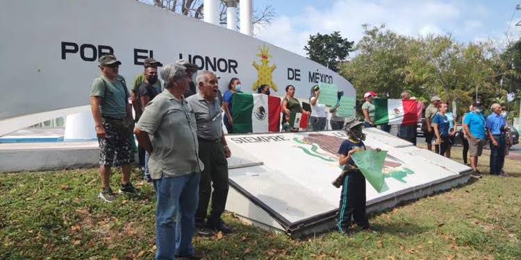 MILITARES Y EXMILITARES MARCHAN POR SOLDADOS ACUSADOS DE MATAR A CINCO JÓVENES EN NUEVO LAREDO