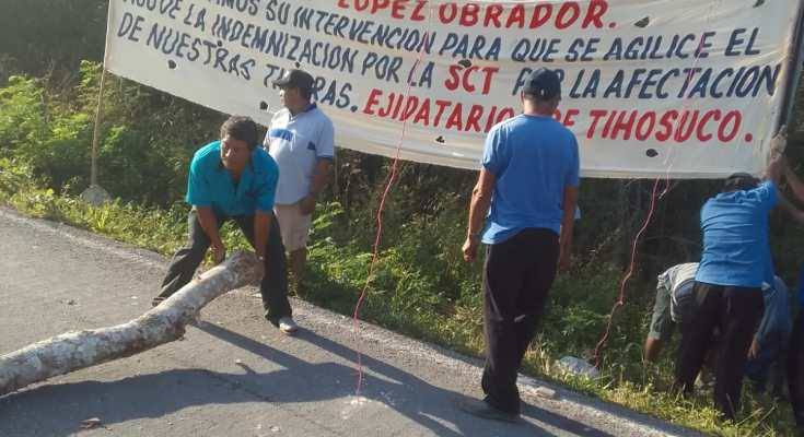 EJIDATARIOS BLOQUEAN CARRETERA TIHOSUCO-MÉRIDA; PRESIONAN PARA LA INDEMNIZACIÓN DE TIERRAS EXPROPIADAS HACE MÁS DE 50 AÑOS